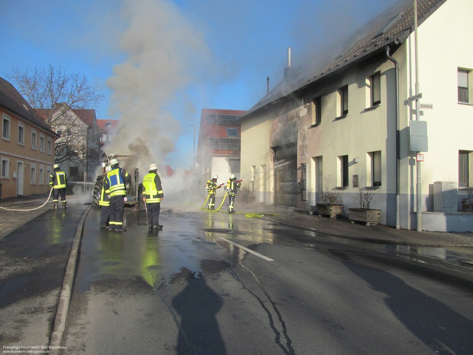 Traktorbrand greift auf Wohngebäude über