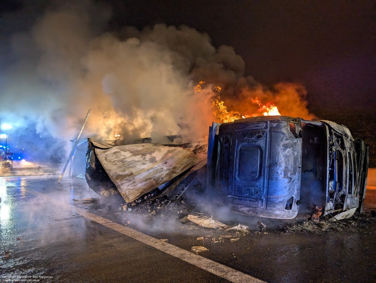 LKW mit Süßwaren brennt komplett aus