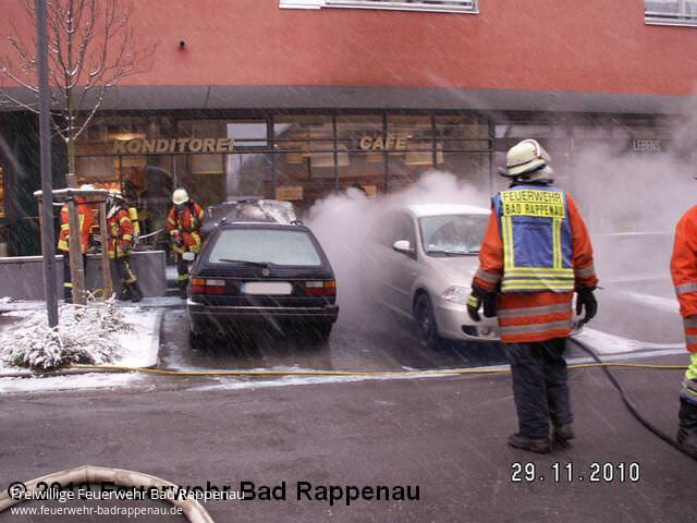 PKW-Brand vor Wohngebäude