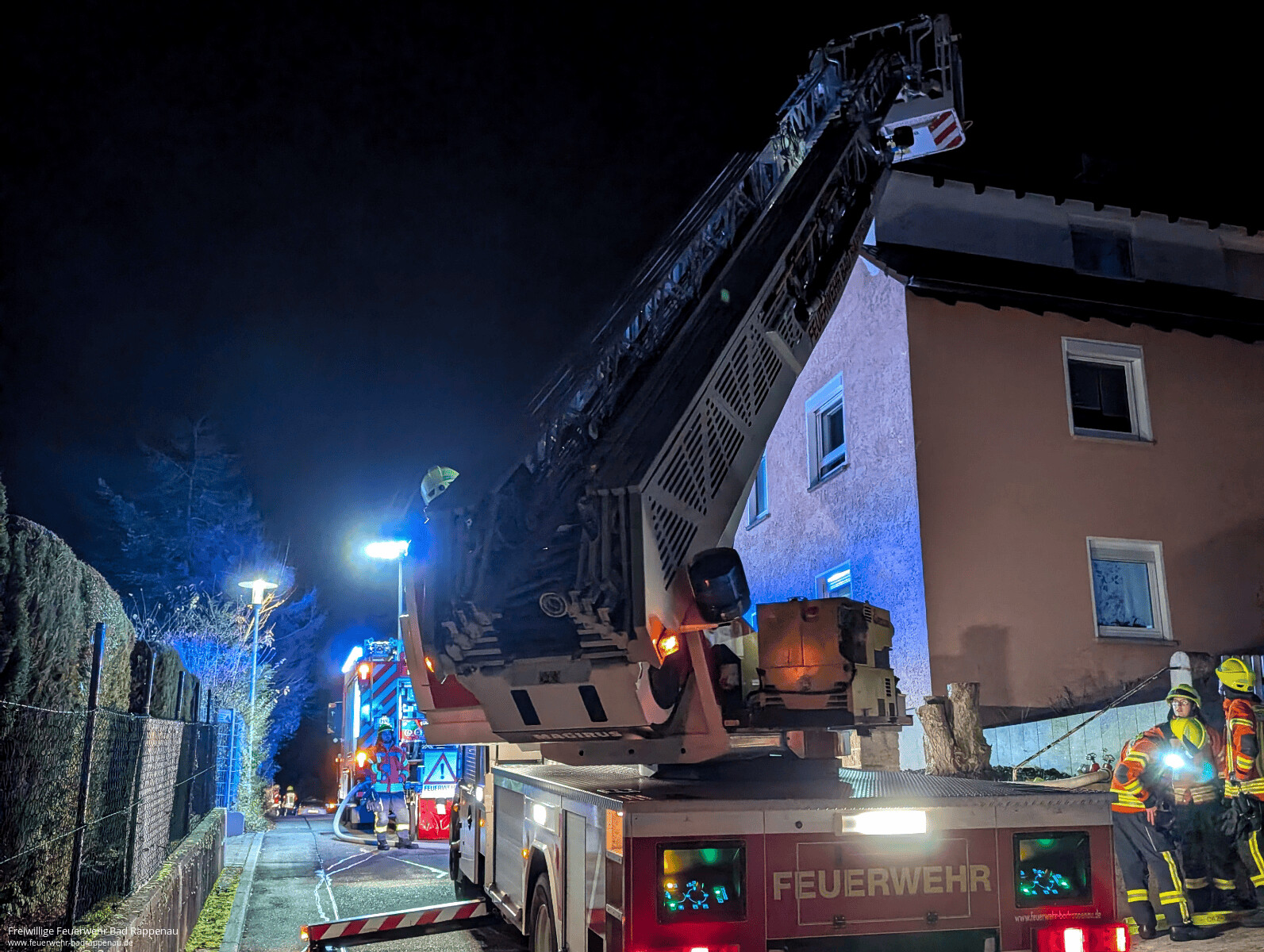 Brennende Tanne drohte auf Wohngebäude überzugreifen
