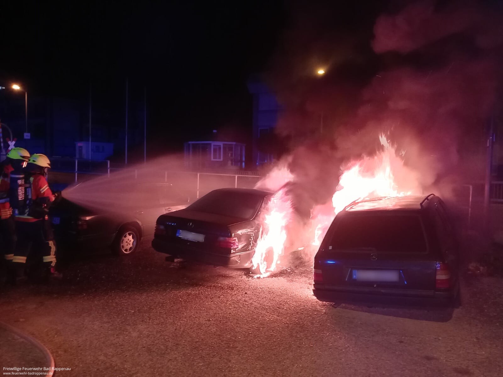 Pkw brennt und Feuer greift auf danebenstehenden Pkw über
