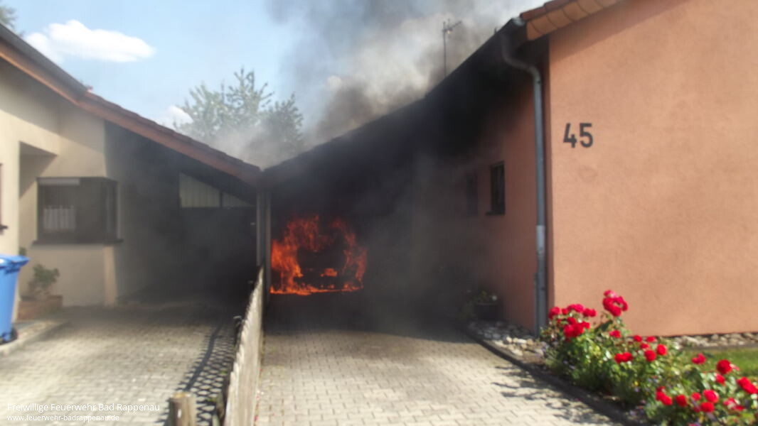 brennender PKW setzt zwei Dachstühle in Brand