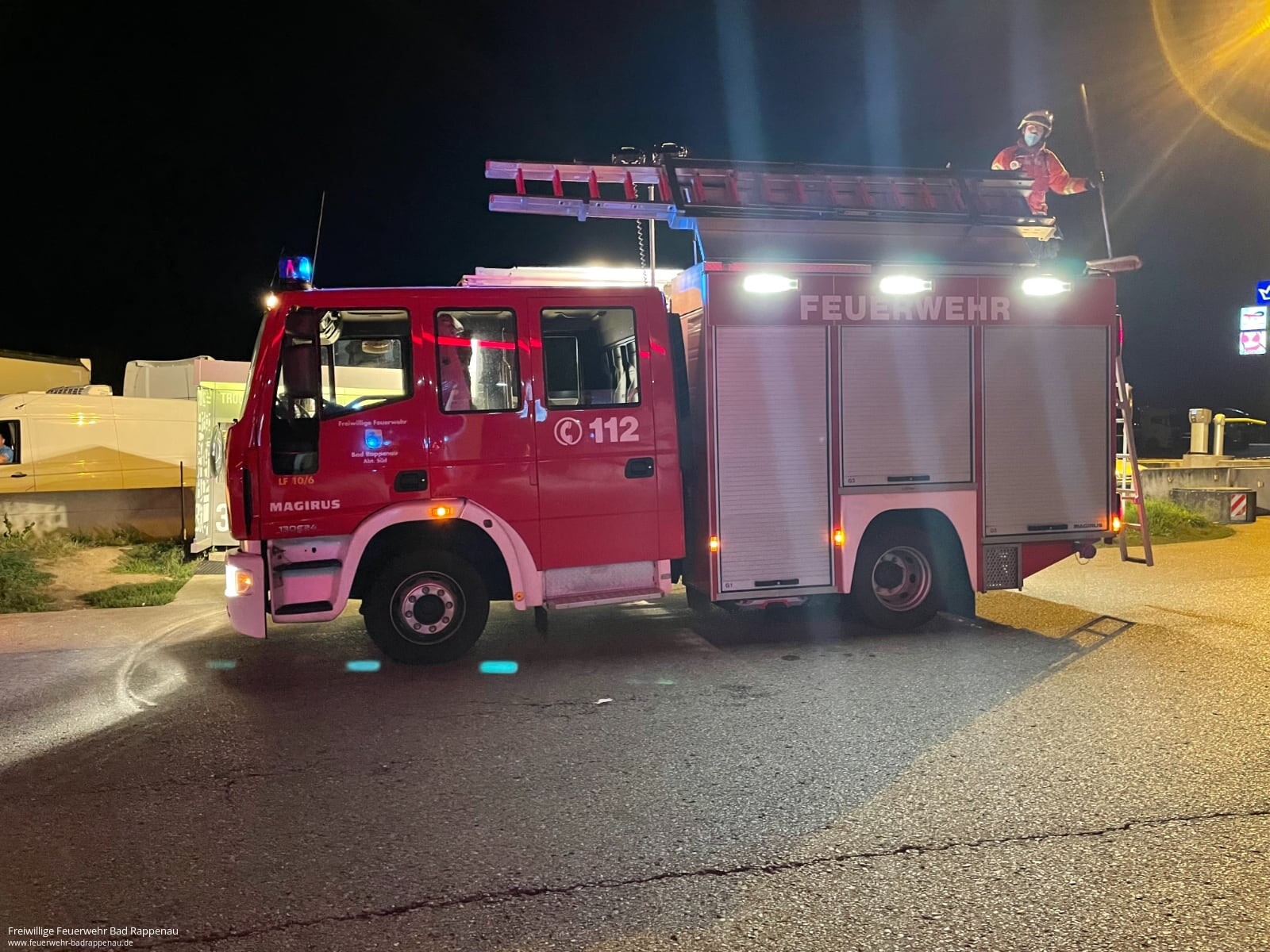 Auslaufender Kraftstoff auf LKW Parkplatz