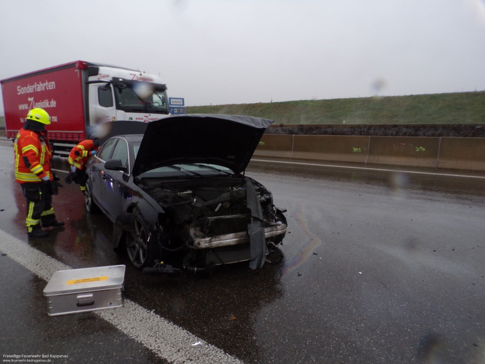 Auslaufendes Motoröl nach Verkehrsunfall auf BAB A6