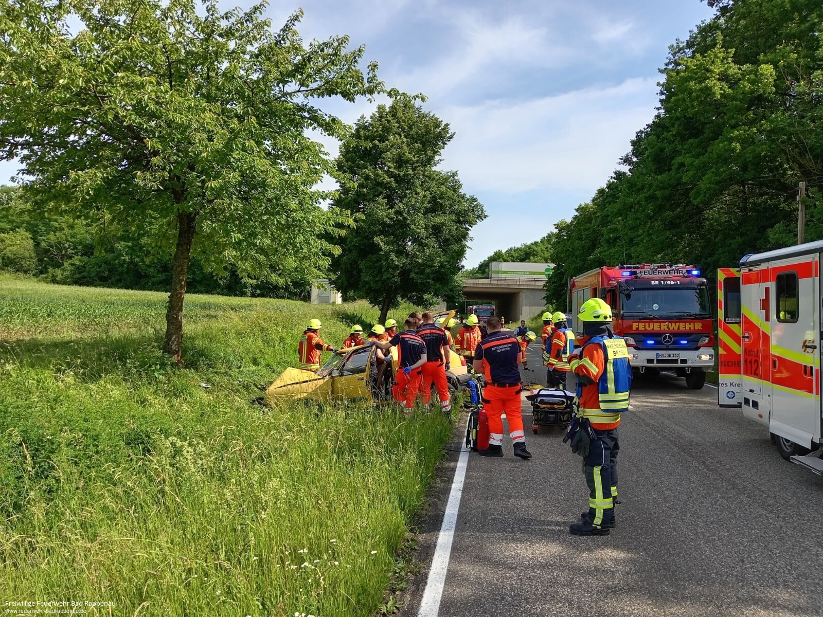 Fahrer nach Verkehrsunfall im PKW eingeschlossen