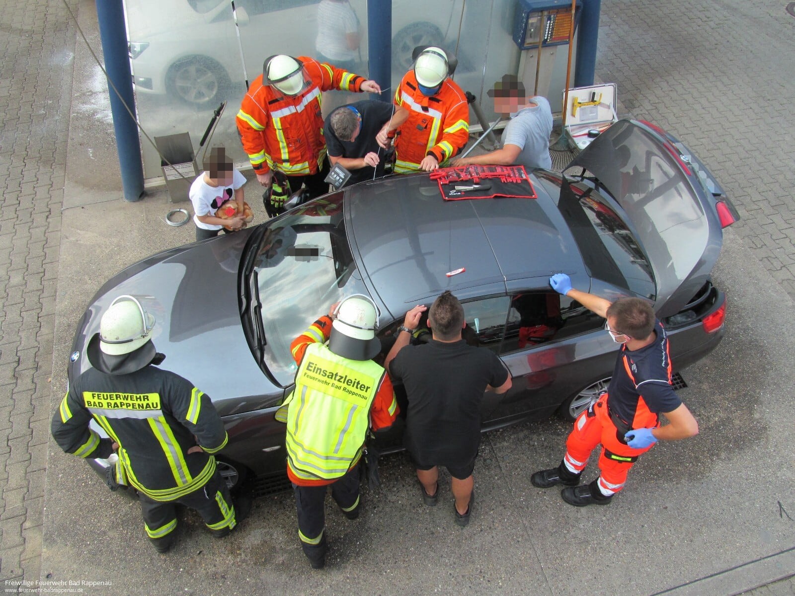 Kind in Auto eingeschlossen
