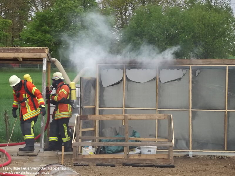 Gewächshaus in Schrebergarten durch Feuer beschädigt
