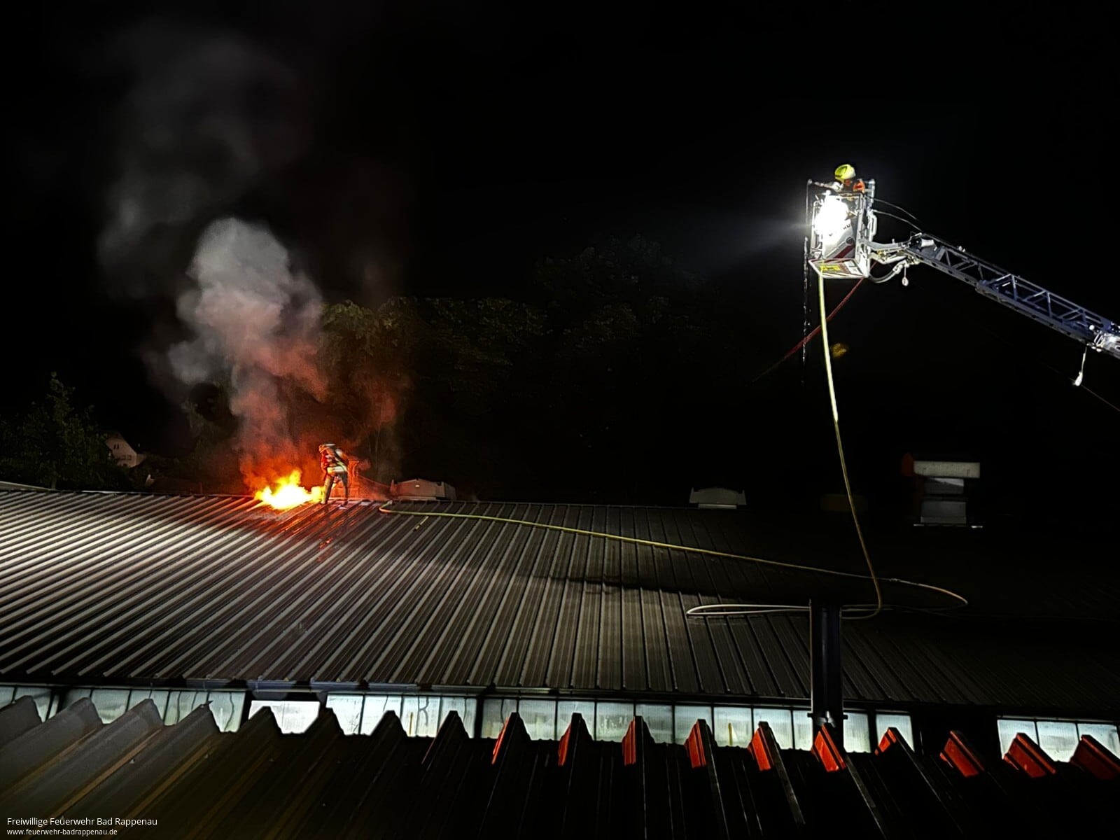 Unterstützung bei Brand in Industriehalle in Massenbachhausen