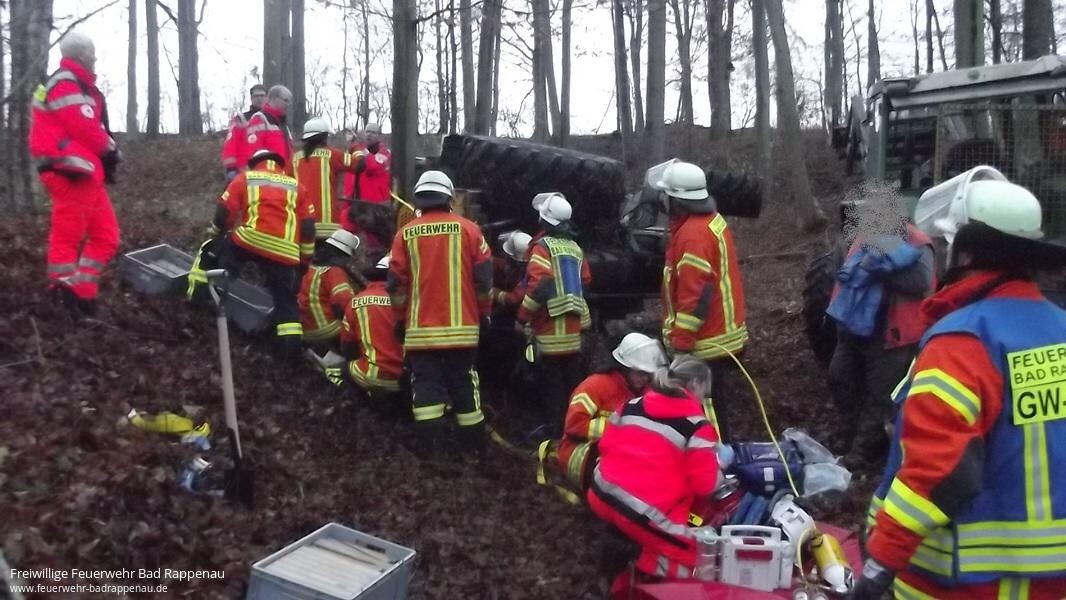 Person unter Traktor eingeklemmt