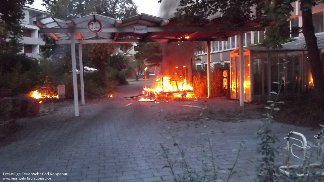 brennender PKW-Anhänger vor ehemaliger Kurklinik
