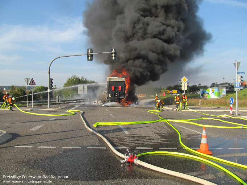 LKW- und PKW-Brand in Folge