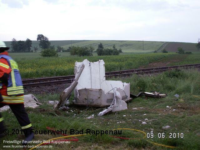 VU mit eingeklemmter Person am Bahnübergang