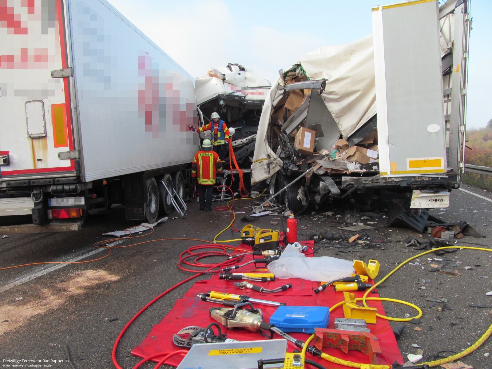 Verkehrsunfall mit 4 LKWs A6