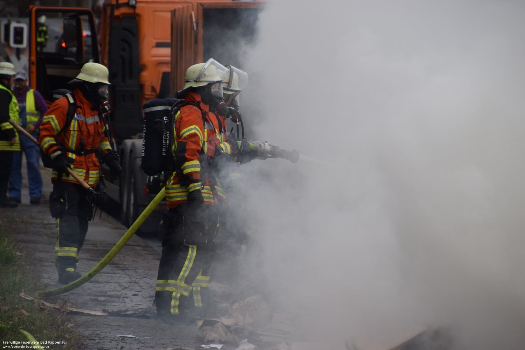 Müllpresse auf LKW fing Feuer