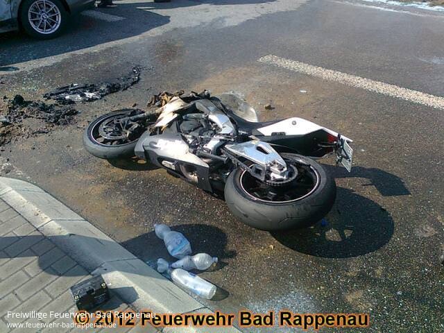 Motorrad brennt nach Verkehrsunfall