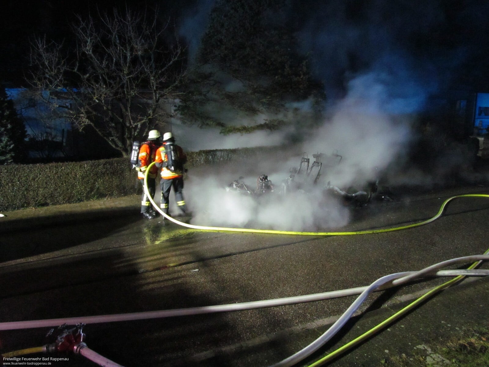 PKW in Wohngebiet in Vollbrand