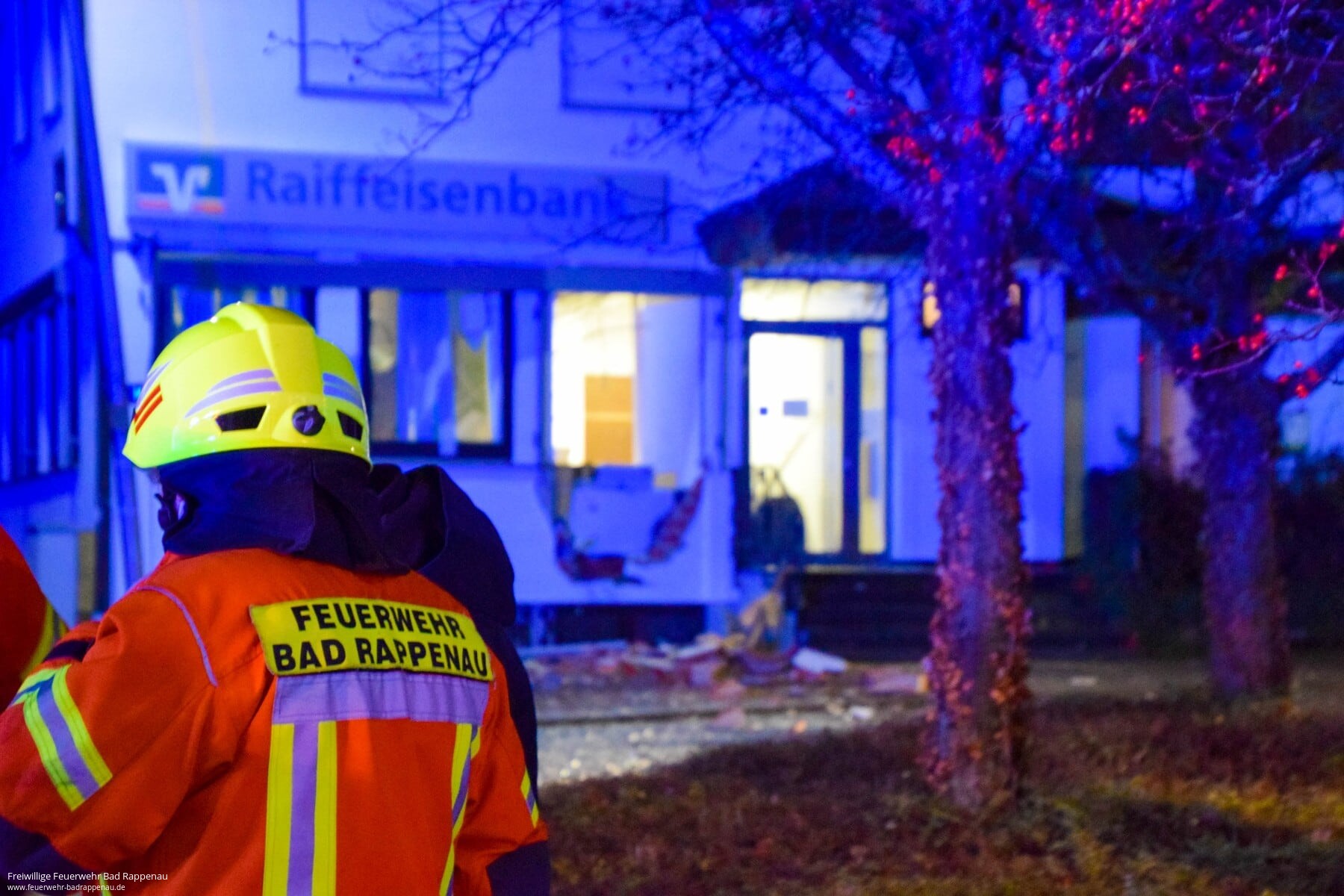 Geldautomat in Bankgebäude gesprengt