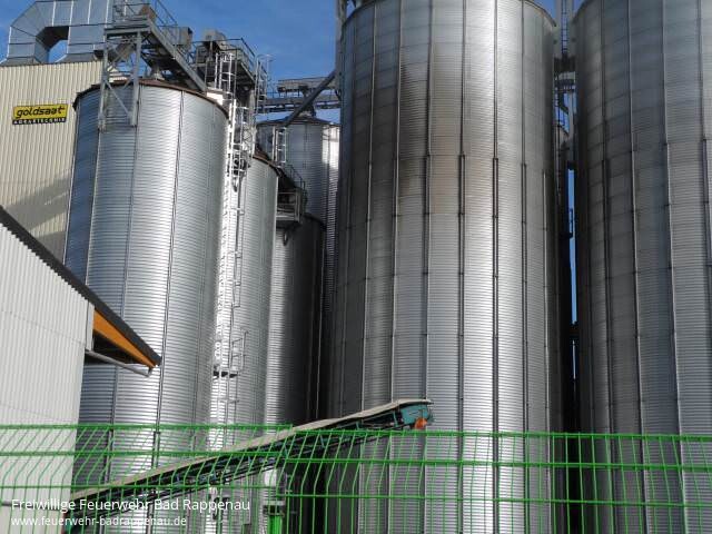 Rauchentwicklung Freifläche bei Getreidesilos