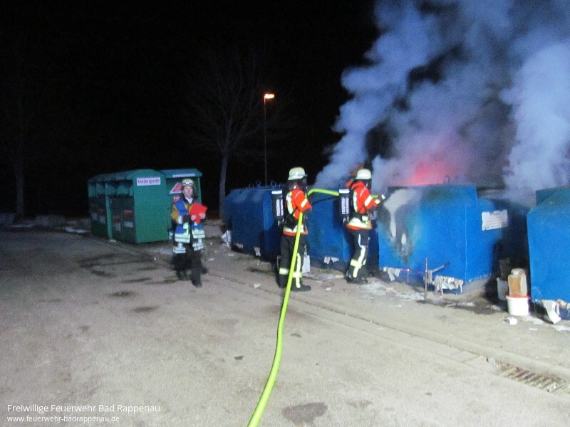 Fünf Altpapiercontainer im Vollbrand