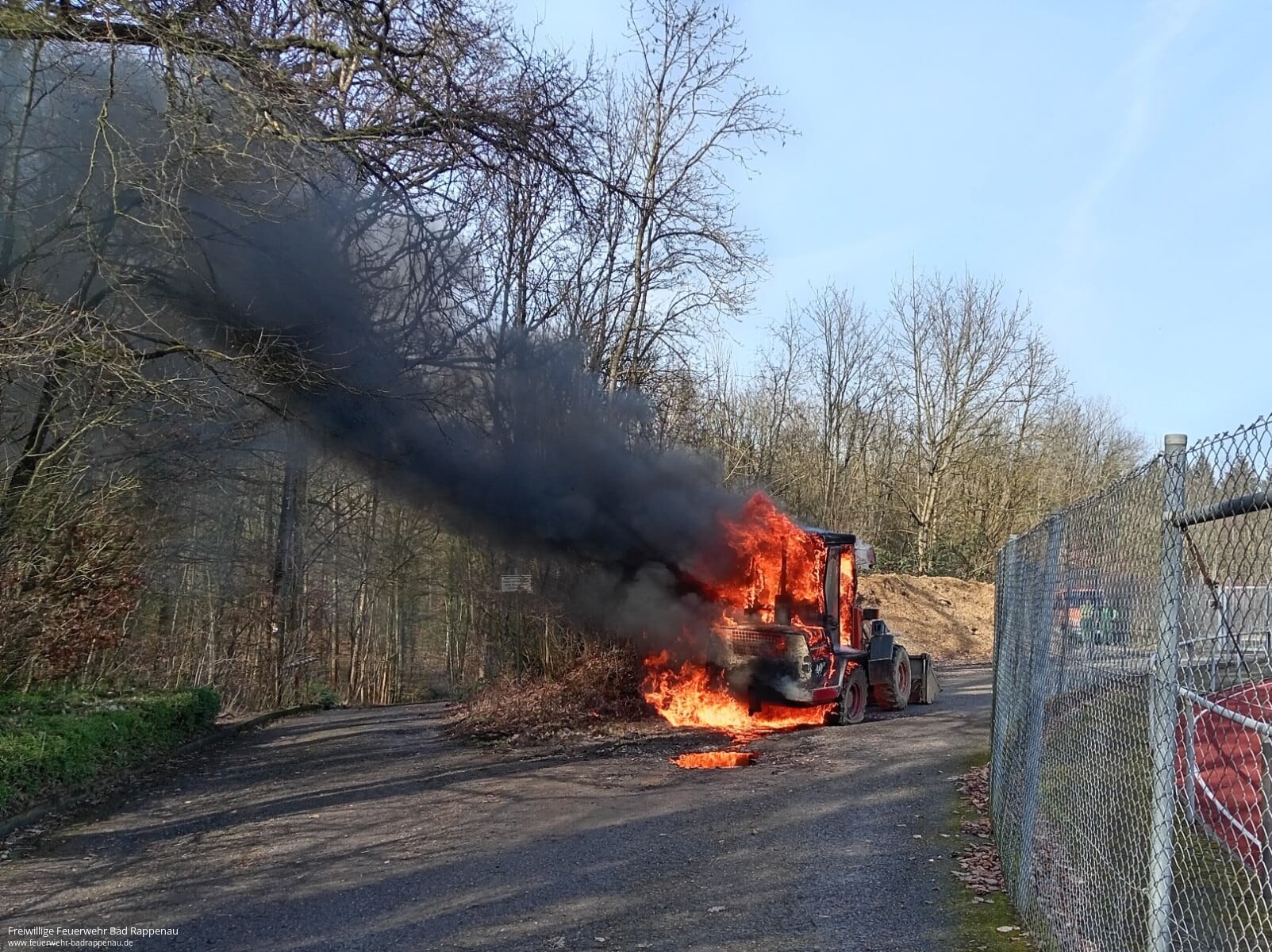 Brennender Radlader im Stadtgebiet