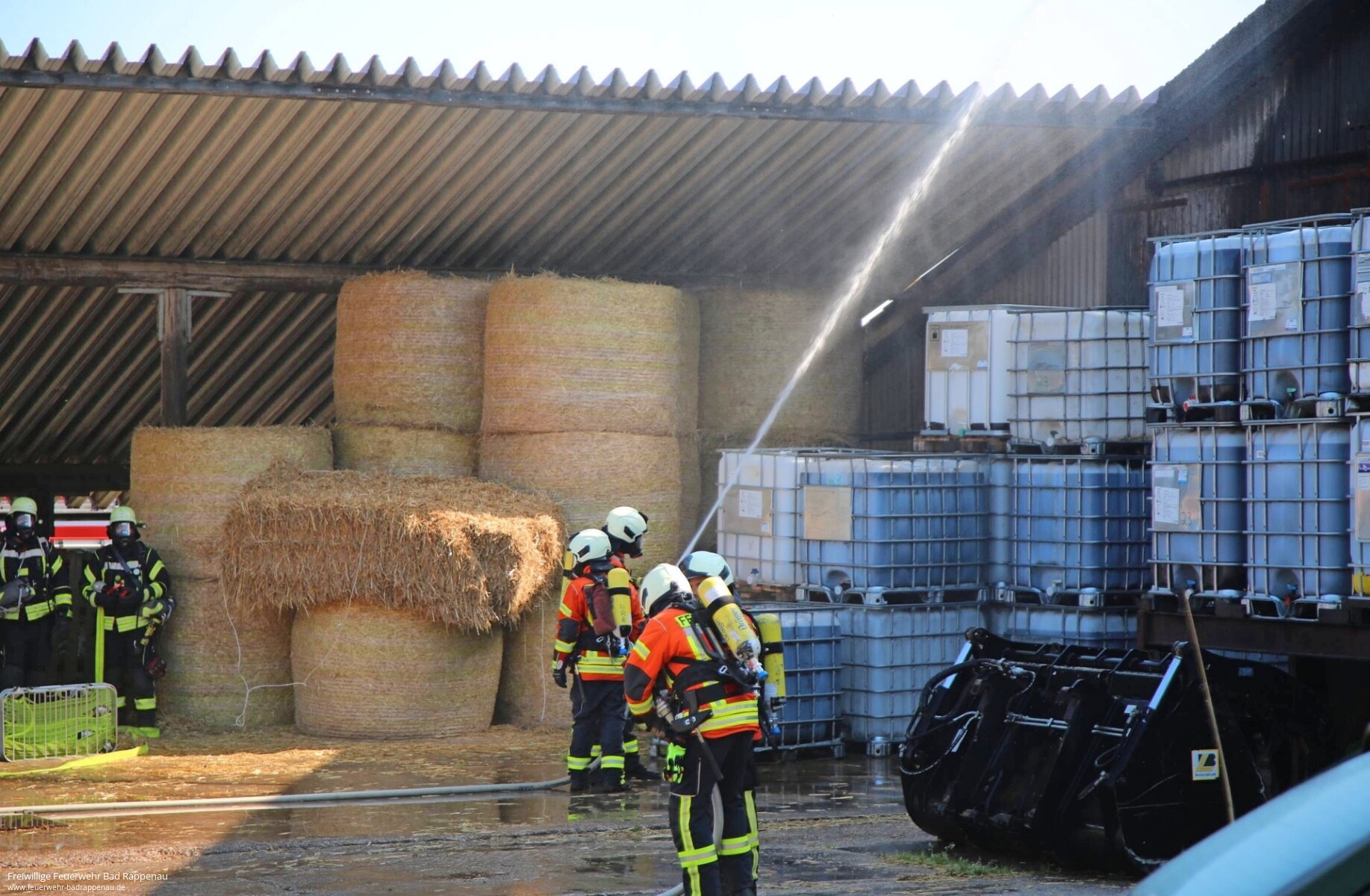 Ein Rädchen greift ins andere - Mehrere Feuerwehren aus dem Kraichgau proben auf einem Aussiedlerhof den Ernstfall