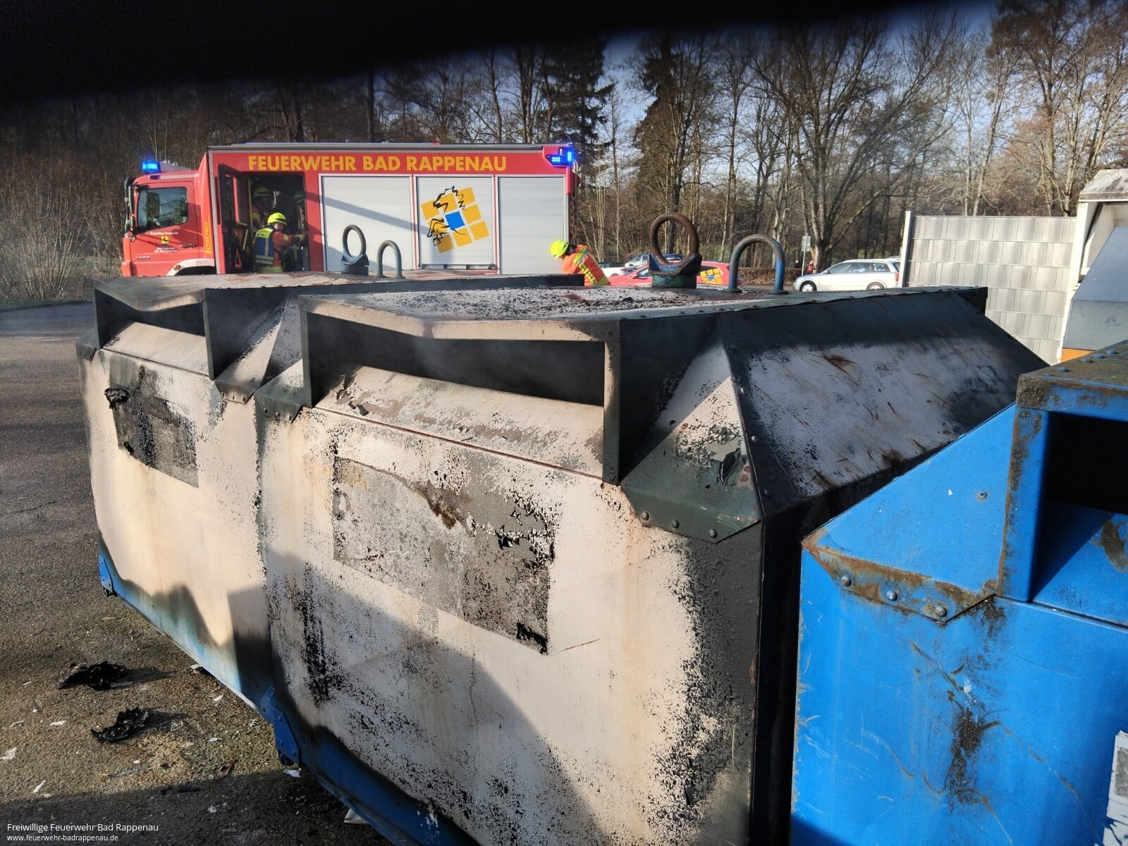 Unrat brennt in Müllcontainer