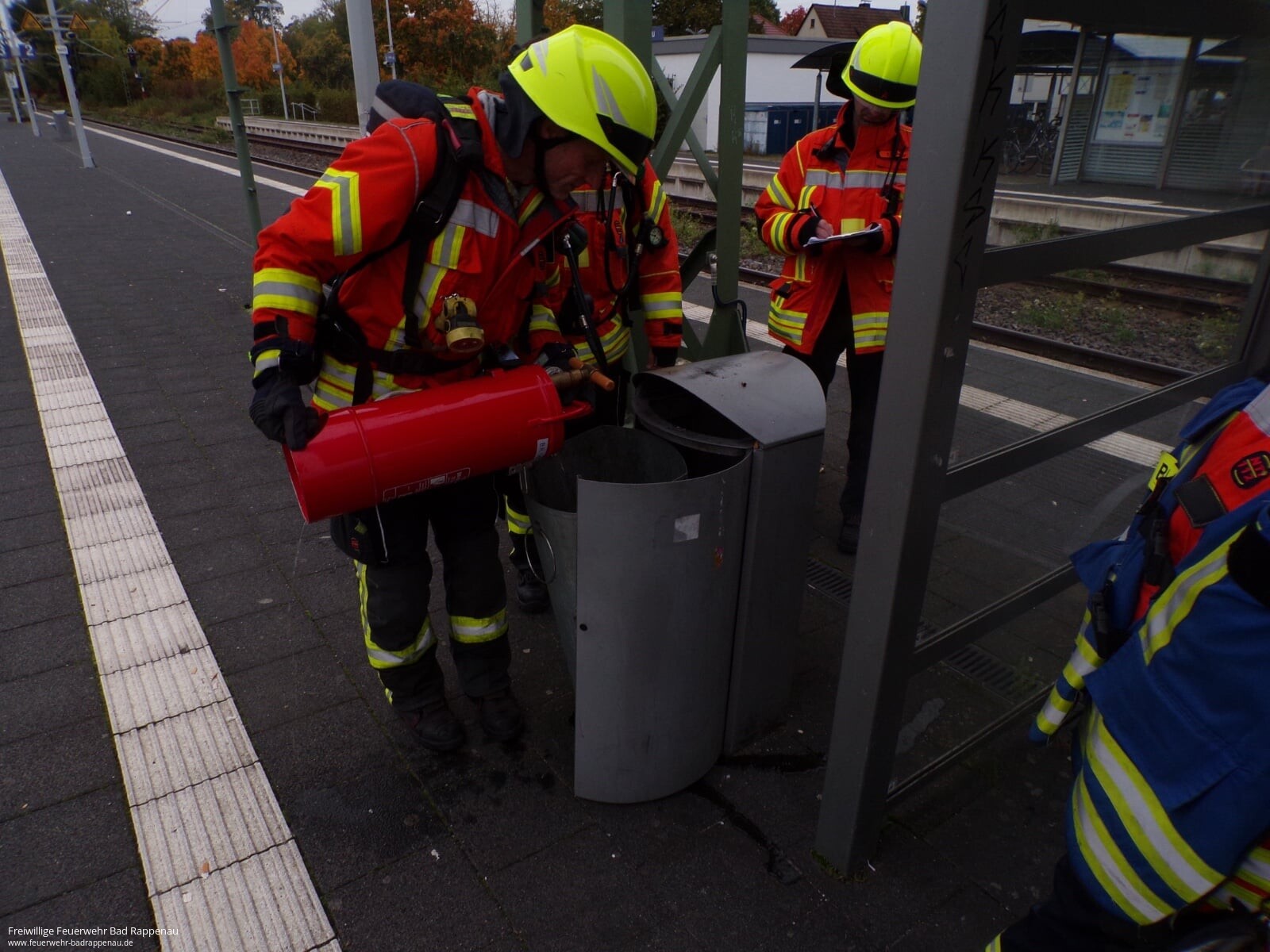 Mülleimer brennt am Bahnhof