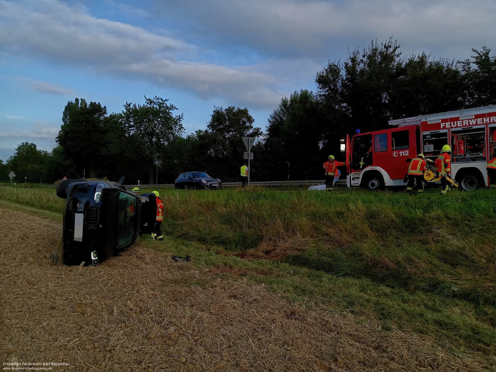 Person in Fahrzeug nach Unfall eingeschlossen