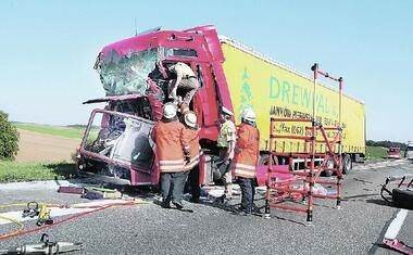 Lkw rast in Stauende
