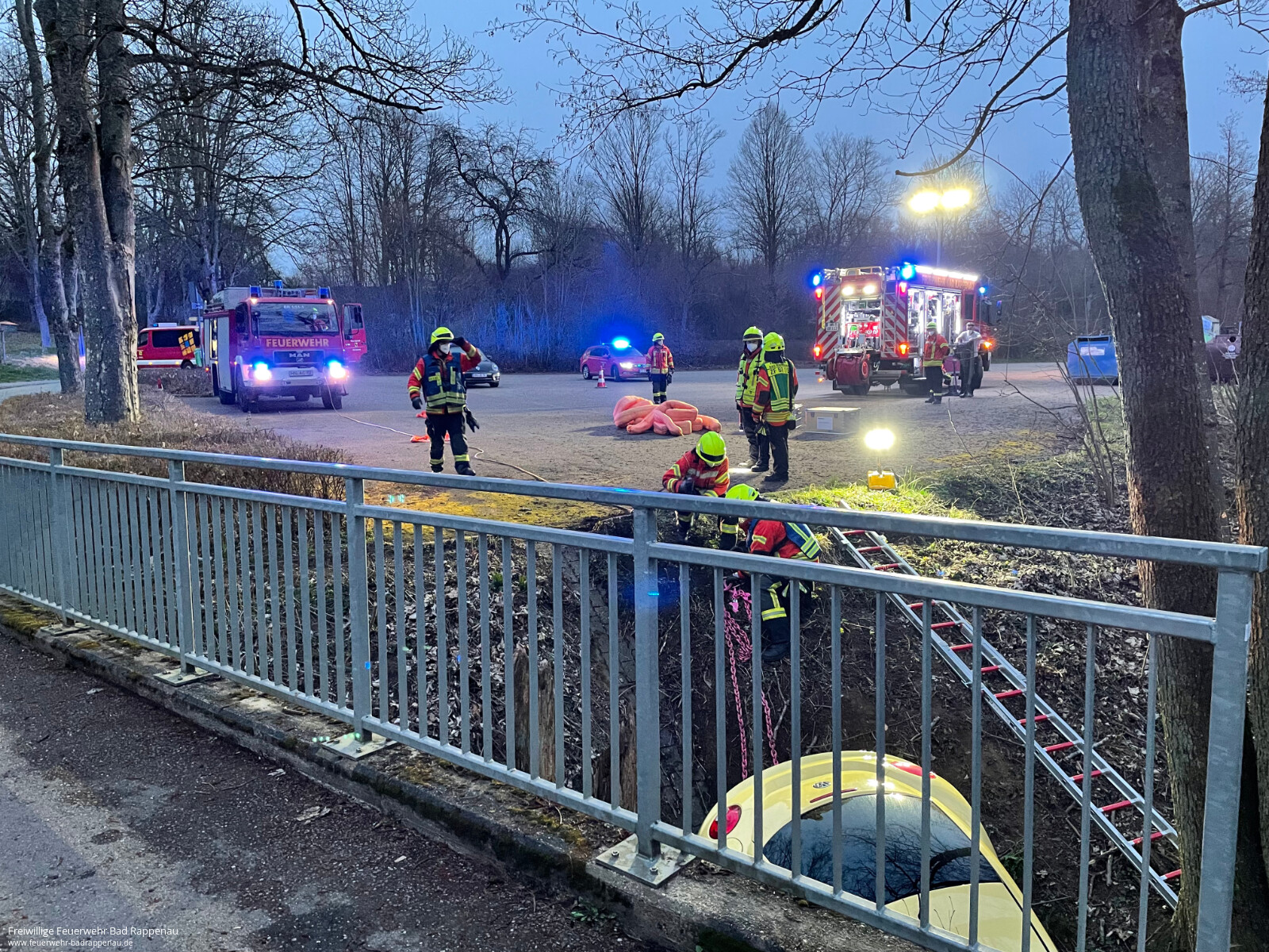 Parkender PKW in Bach gerollt