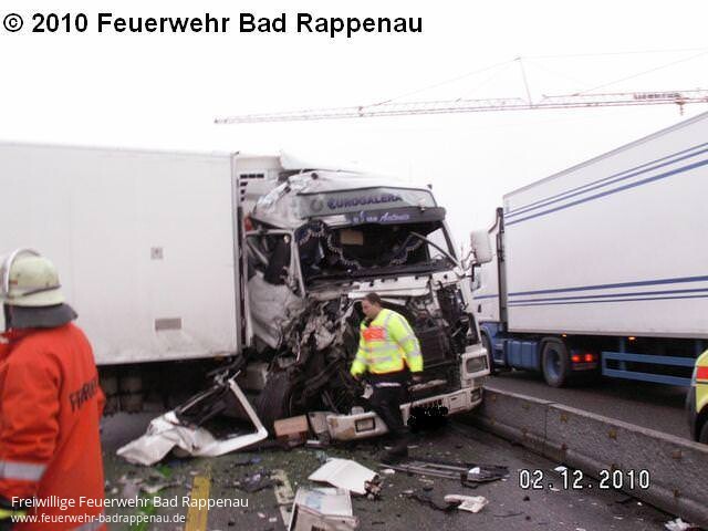 VU-LKW - Eingeklemmte Person