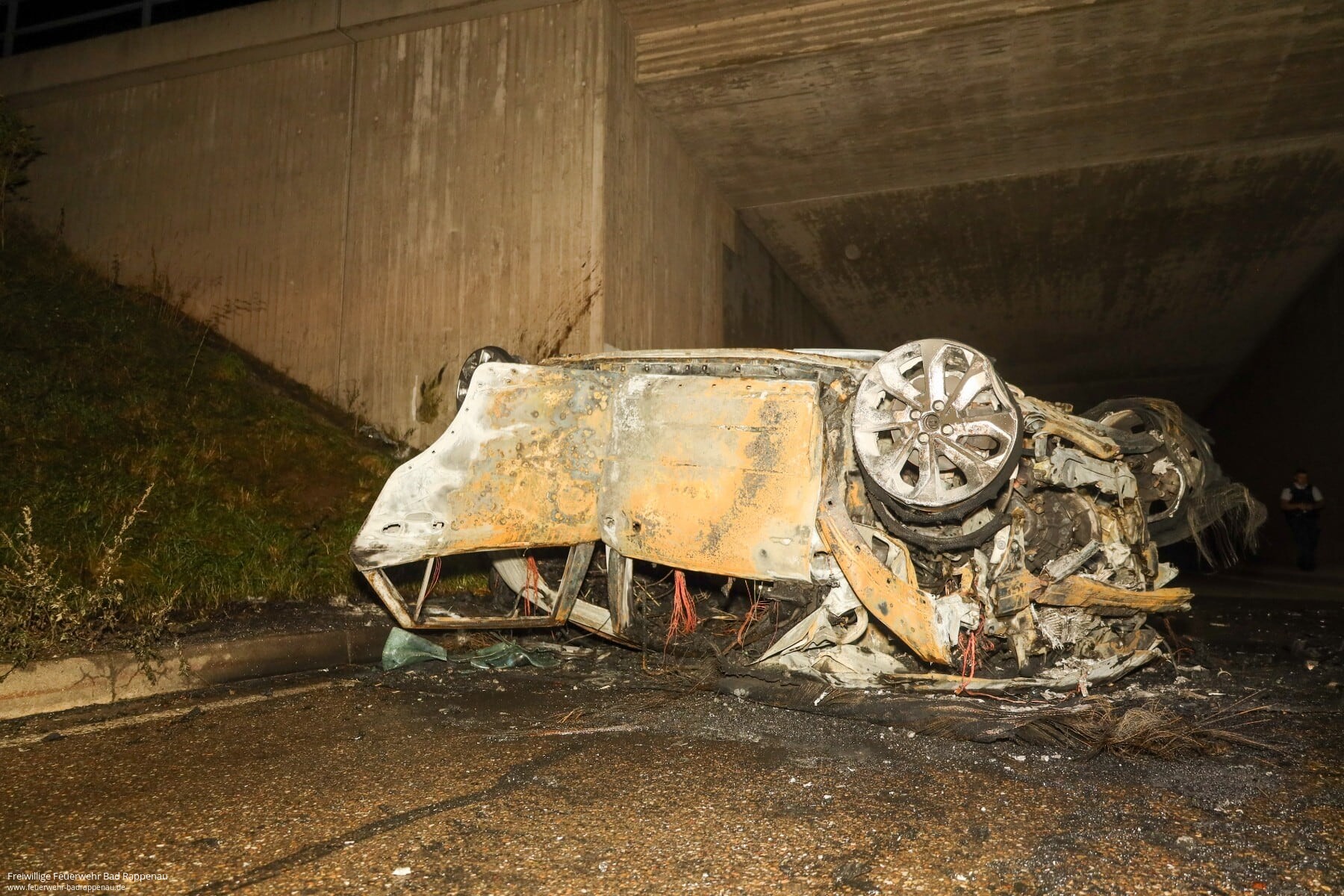 PKW-Brand nach Kollision mit Brückenmauer