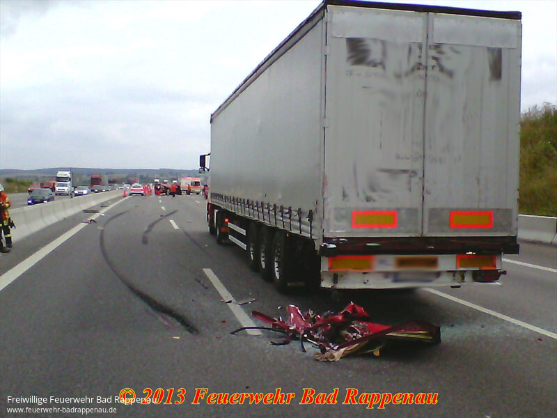Einsatzkräfte werden bei Alarmfahrt zu Ersthelfern bei schwerem Unfall auf der Autobahn
