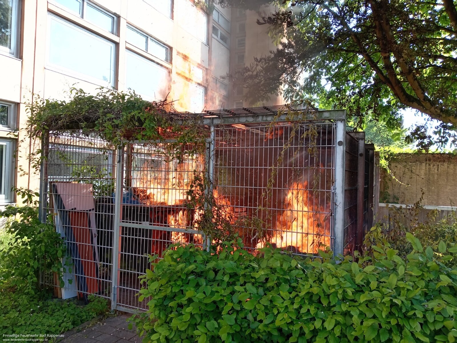 Folgeeinsatz: Erneut brennende Mülleimer