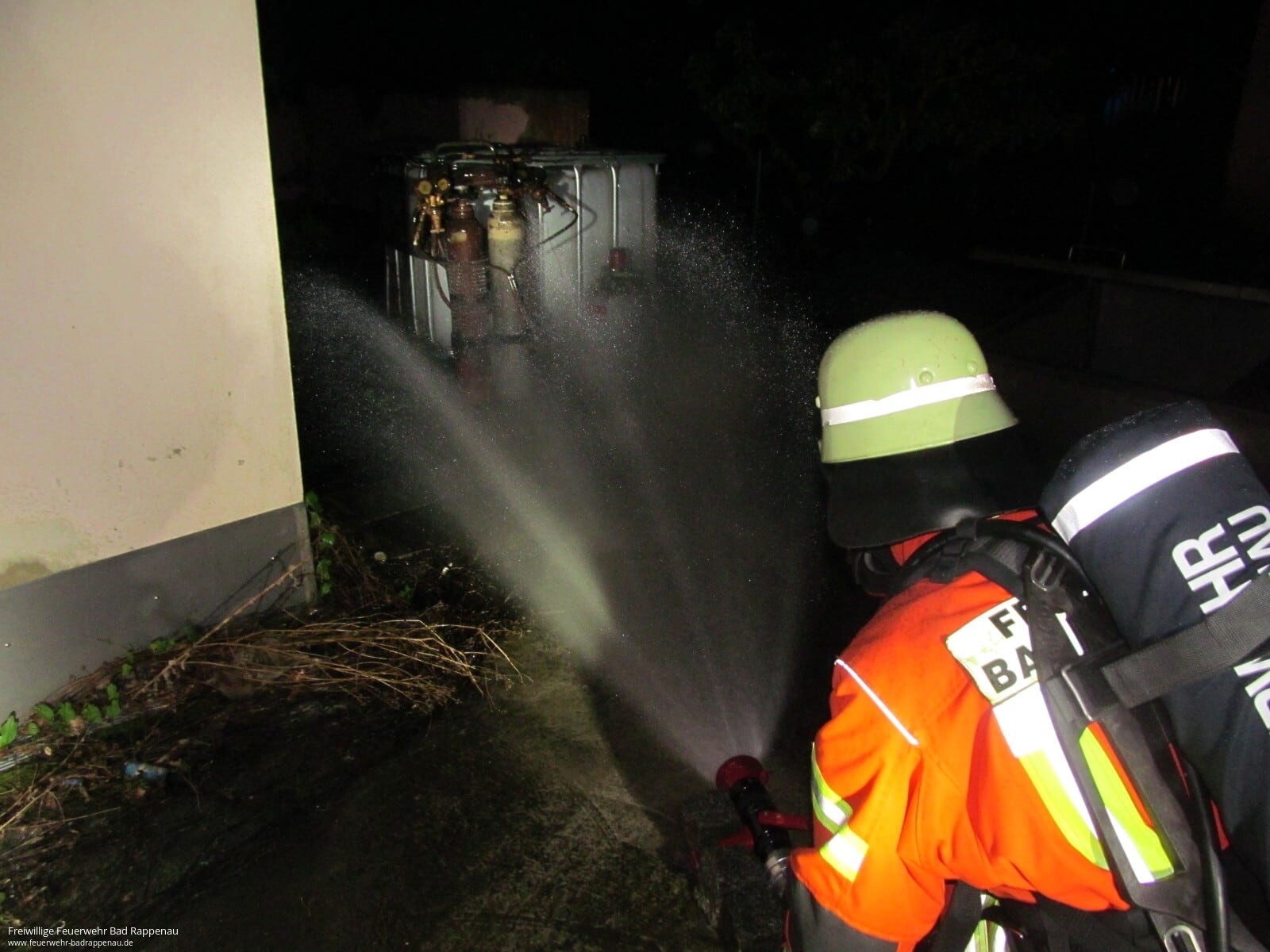 Brand einer Autowerkstatt in einer Scheune