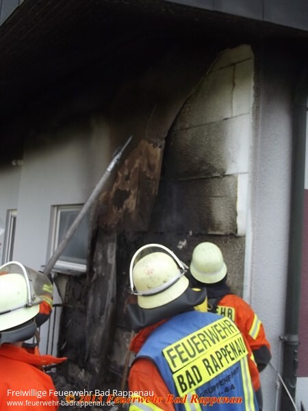 Brennende Mülltonnen setzen Styropordämmplatten in Brand