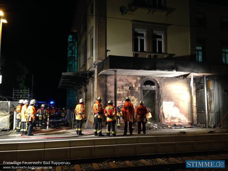 Containerbrand greift auf Bahnhofsgebäude über