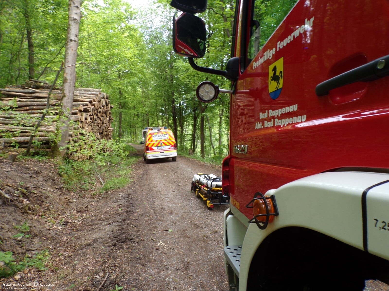 Gestürzte Wanderin in unwegsamem Gelände