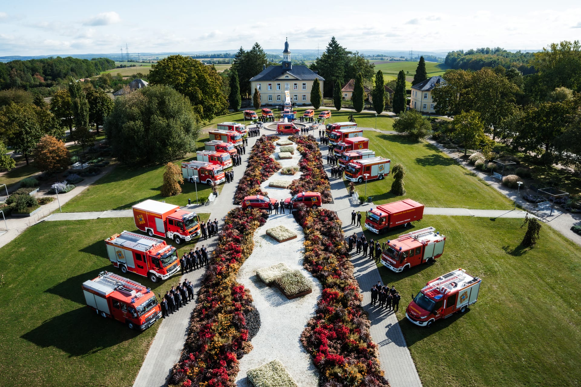 Fahrzeuge und Mannschaft der Feuerwehr Bad Rappenau am Wasserschloss
